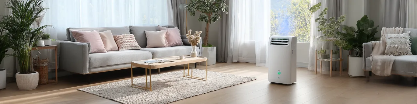 Climatiseur mobile compact et silencieux dans un salon, affichant un mode économie d'énergie avec ventilateur à faible bruit