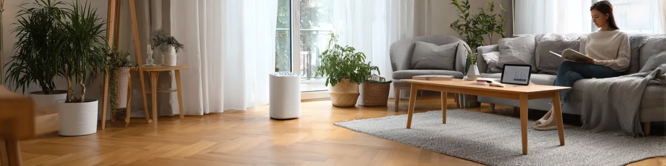 Climatiseur mobile compact affichant son niveau sonore de 35 décibels pour un confort acoustique optimal