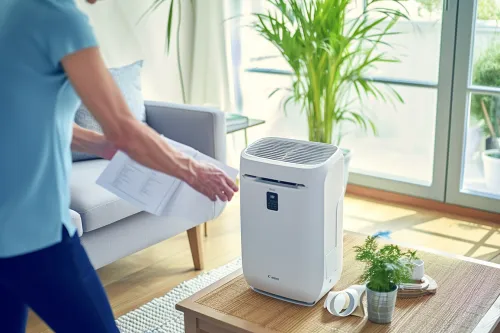 Climatiseur mural installé avec finition élégante, intégré parfaitement dans la décoration intérieure pour une présence discrète
