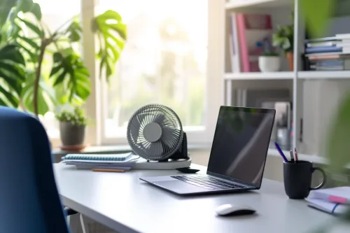 Ventilateur Honeywell HF Series compact en fonctionnement dans un petit appartement, design épuré et moderne